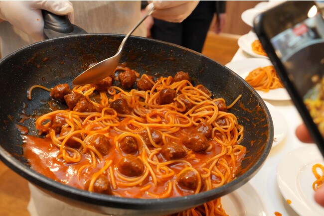 『イシイのおべんとクン ミートボール』を使ったミートボールパスタのデモンストレーション