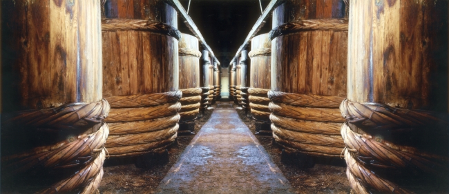 ヨネビシ醤油：杉の木桶を使用した醸造所