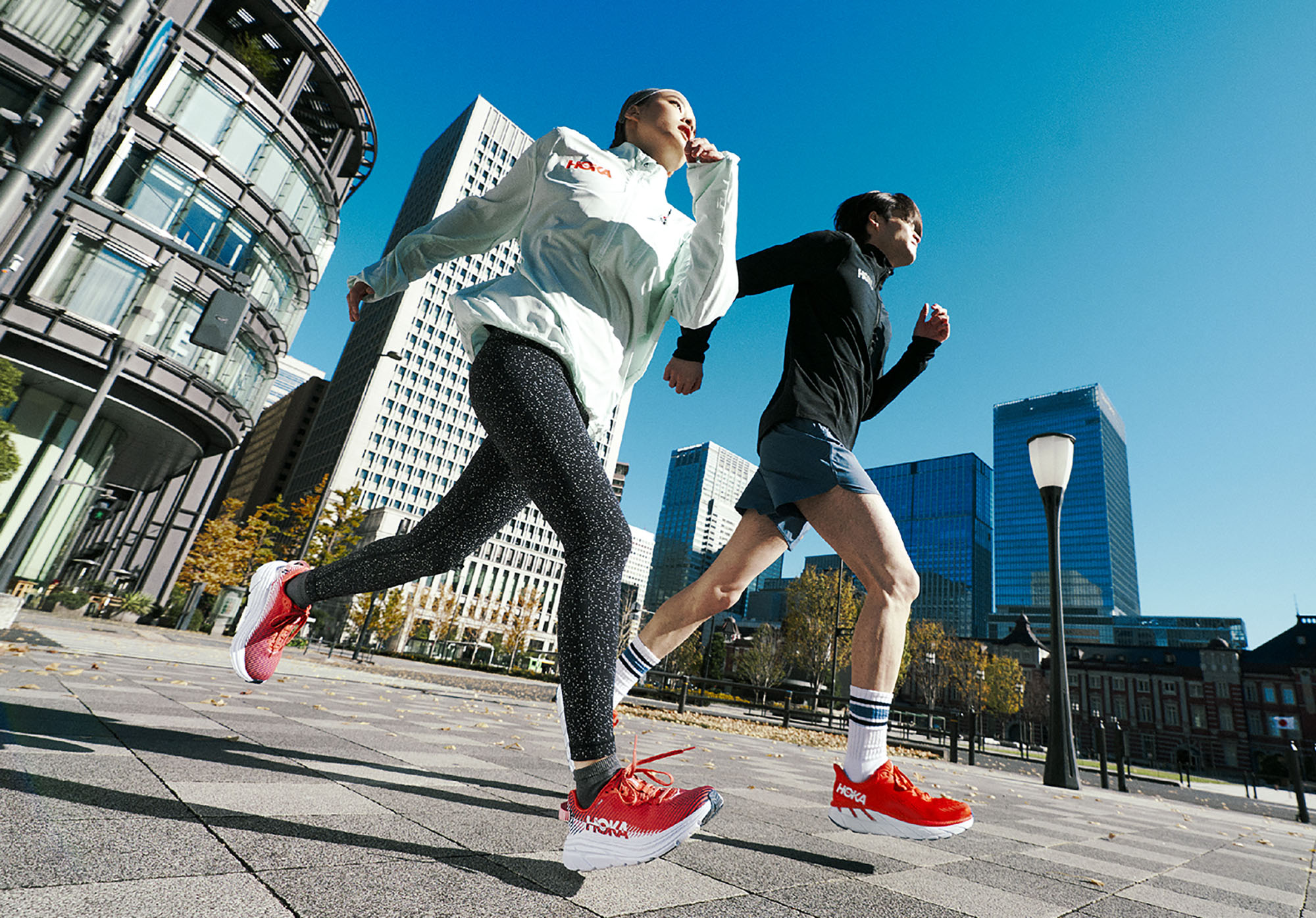 Hoka One One が走ることへの情熱を色で表現したスペシャルカラーパッケージ Red Pack を21年1月より新発売 Deckers Japan合同会社のプレスリリース