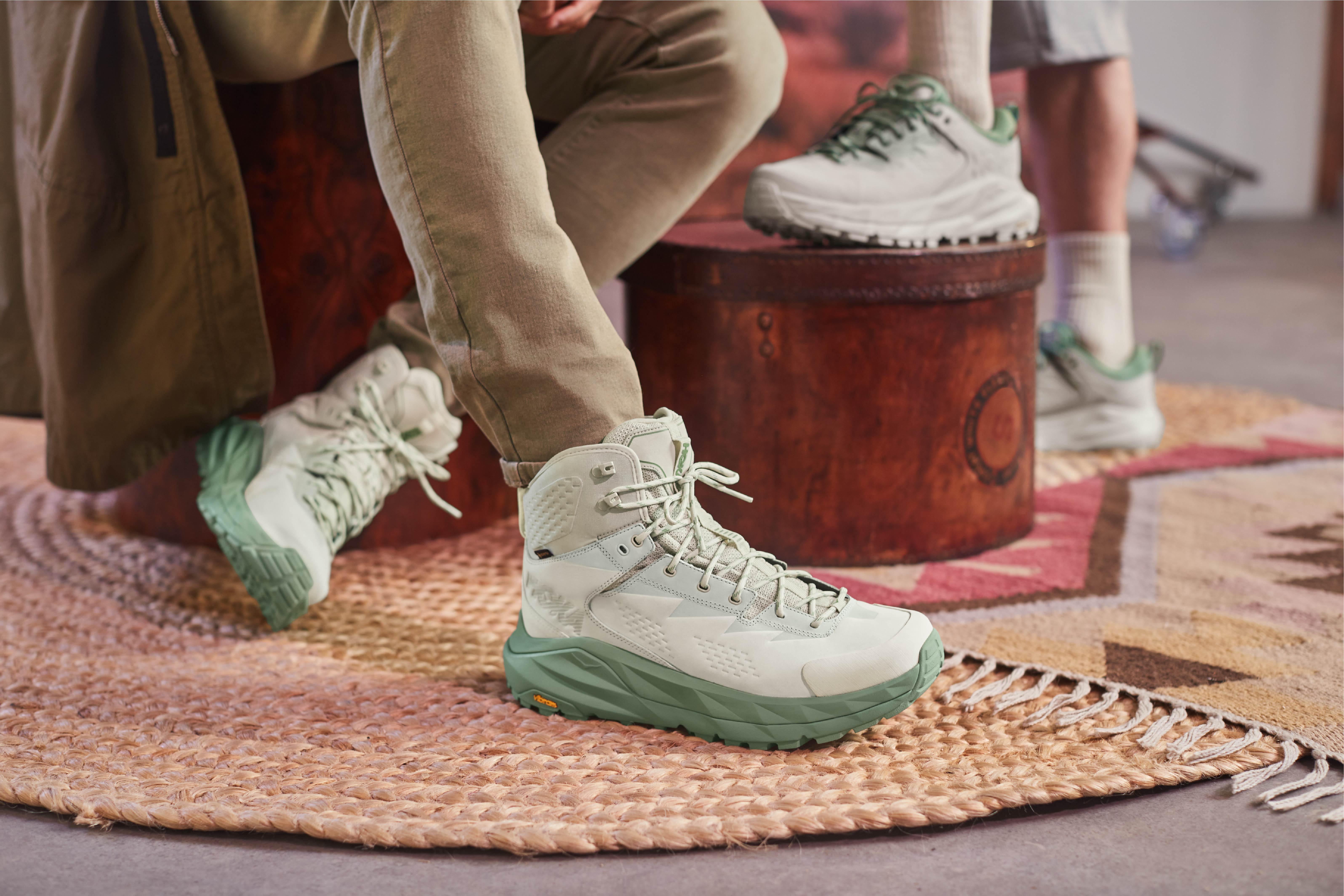 HOKAから、砂漠の植物がモチーフのハイクシューズ「DESERT FLOWER PACK