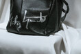 discord Yohji Yamamotoの期間限定ストアが伊勢丹新宿店 本館1F ザ・ステージにオープン、山本耀司がシグネチャーを描いたピエス・ユニックのバッグを発表