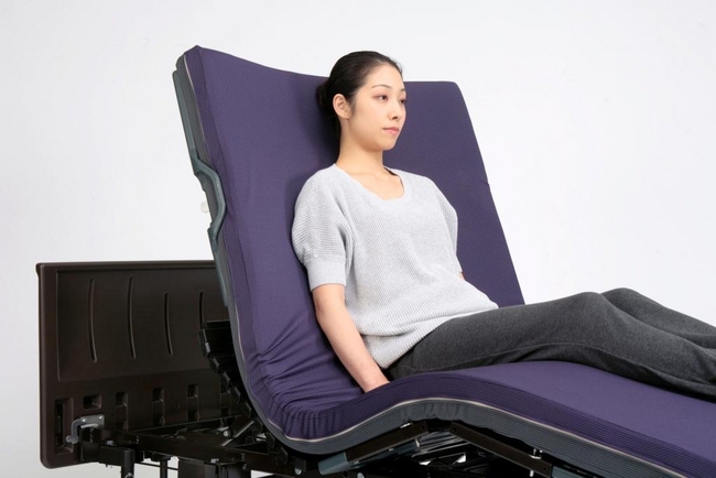 電動ケアベッド「コンフォーネ」　誌用イメージ