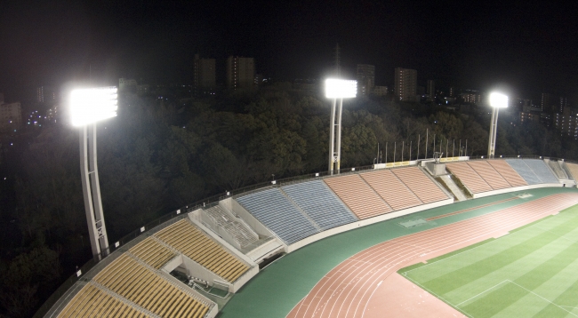 パナソニックのLED投光器を採用した「パロマ瑞穂スタジアム」の照明塔（夜間）