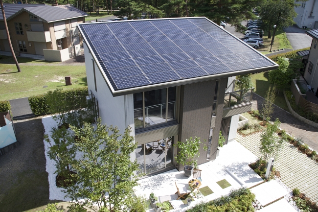 太陽電池モジュール「HIT」を搭載した住宅の例：パナホーム「エコ・コルディスII」