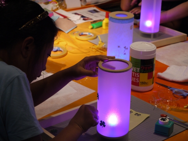 「さぁ、夏休み！親子でつくろうLEDのあかり」製作風景