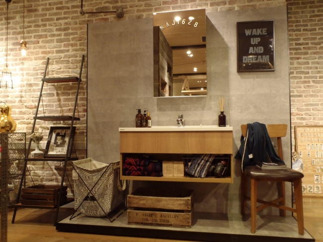 「journal standard Furniture」梅田店に展示中の「C-Line（シーライン）」