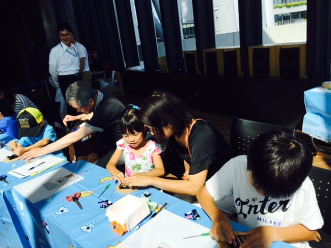 パナソニックが協賛した「親子LED工作教室」実施風景(1)