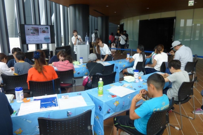 パナソニックが協賛した「親子LED工作教室」実施風景(3)