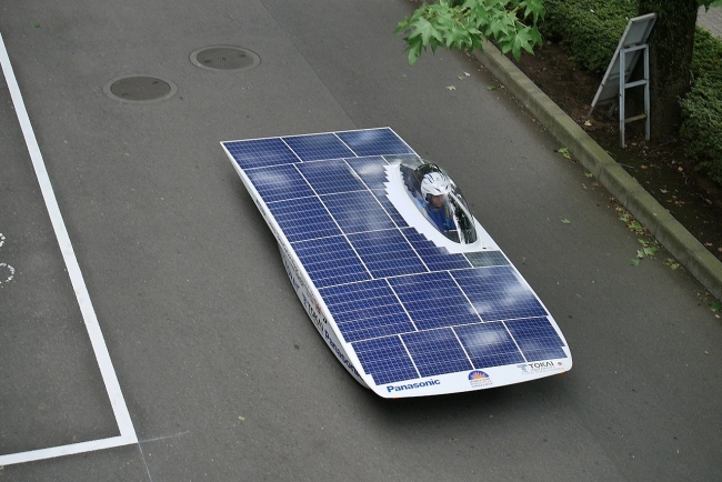 パナソニック太陽電池モジュールHITとリチウムイオン電池を搭載した東海大学の新型ソーラーカー（1）