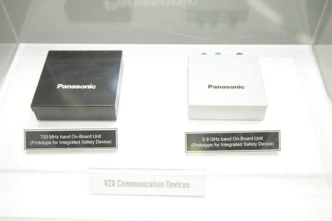 V2Xコミュニケーションデバイス　700MHz（左）と5.9GHｚ（右）帯域オンボードユニット