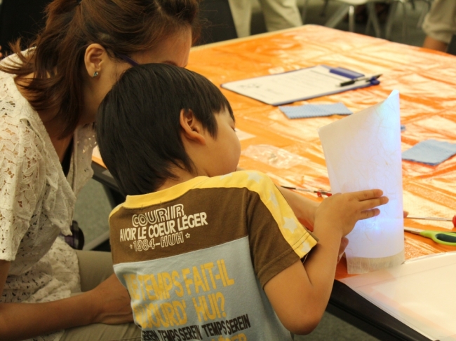 「さぁ、夏休み！親子でつくろうLEDのあかり」製作風景