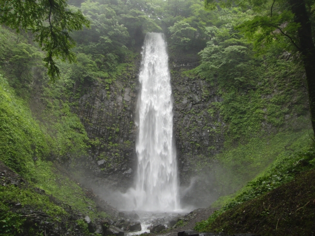 山形県酒田市「玉簾（たますだれ）の滝」