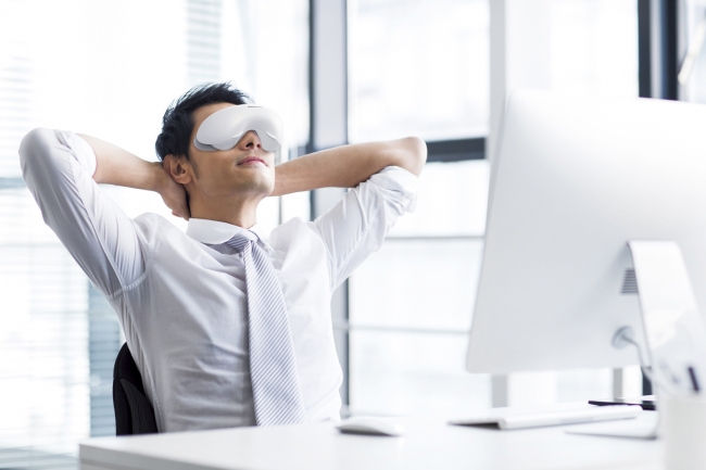 パナソニック 目もとエステ使用シーン（2）