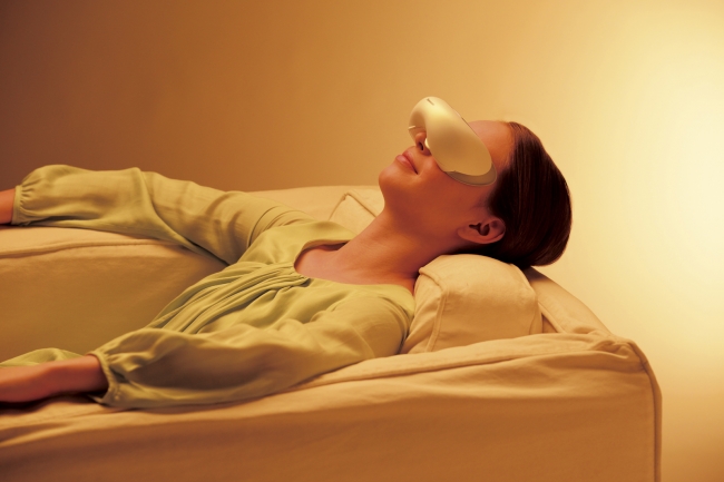 パナソニック 目もとエステ使用シーン（1）