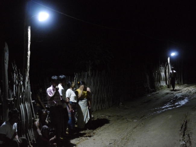 ミャンマー：夜間に明かりをともす街路灯