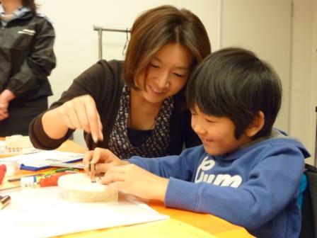 親子LED工作教室「クリスマスランプをつくろう！」製作風景