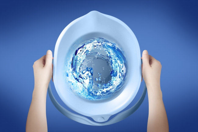 排泄介護用品 家具調ポータブルトイレ「座楽」まあーるいバケツ使用時のイメージ（3）