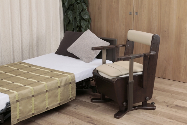 排泄介護用品 家具調ポータブルトイレ「座楽」居室使用時のイメージ