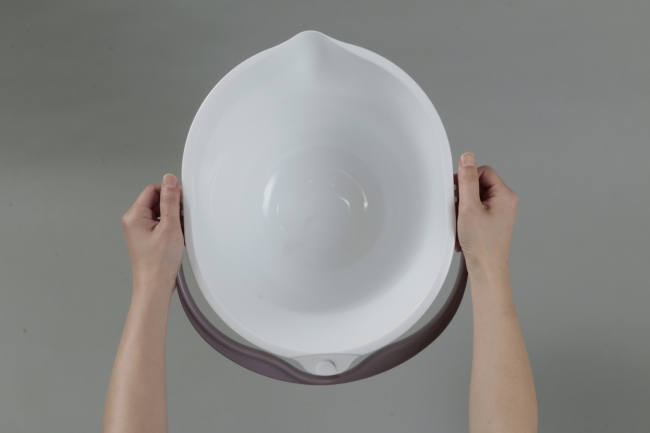 排泄介護用品 家具調ポータブルトイレ「座楽」まあーるいバケツ使用時のイメージ（1）