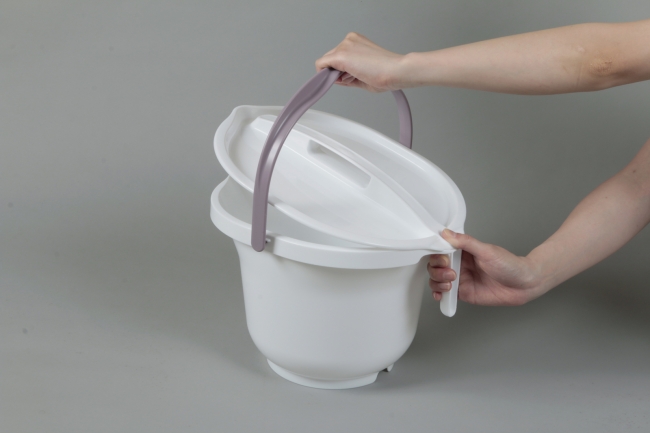排泄介護用品 家具調ポータブルトイレ「座楽」まあーるいバケツ使用時のイメージ（2）