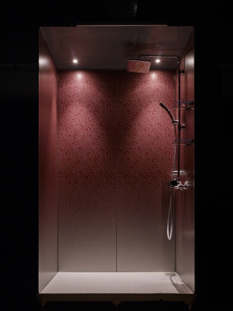 シャワールーム「i-X INTEGRAL SHOWERROOM」光と壁の組み合わせで再現する雲母刷り調の空間