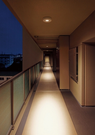 「光害配慮型 軒下用LEDシーリングライト」楕円配光イメージ