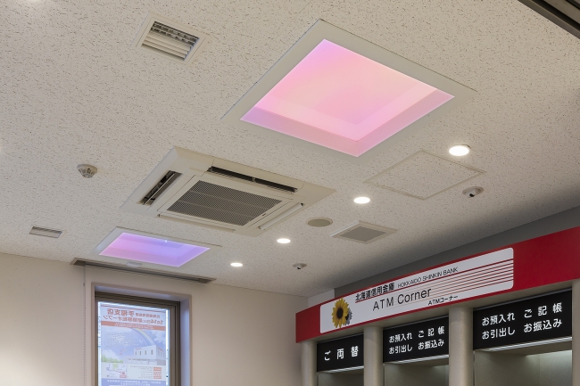 北海道信用金庫のATMコーナーに設置された「天窓照明」（今後ご採用予定の夕暮れ演出）1