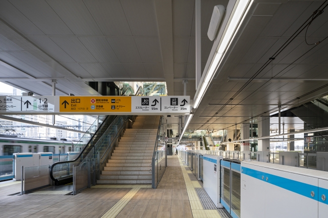 高輪ゲートウェイ駅のホーム照明 昼白色 2