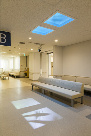 「天窓照明」「スペースプレーヤー」「スピーカー付ダウンライト」で演出された病院の待合室（サメ）