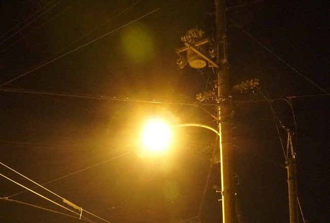 美星町内の県道に設置された道路灯（Before 上方光あり）（2）