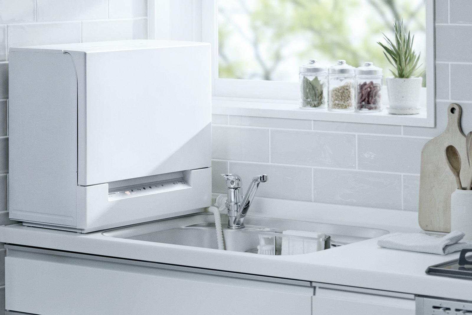 卓上型食器洗い乾燥機「スリム食洗機」NP-TSK1 他1機種を発売 
