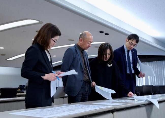 デザインアワード最終審査風景：左から君島 喜美子氏、西濱 浩次氏、柳生 千恵氏、渡辺 雅純