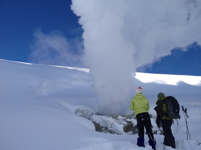 大雪山旭岳では噴気孔ツアーなども
