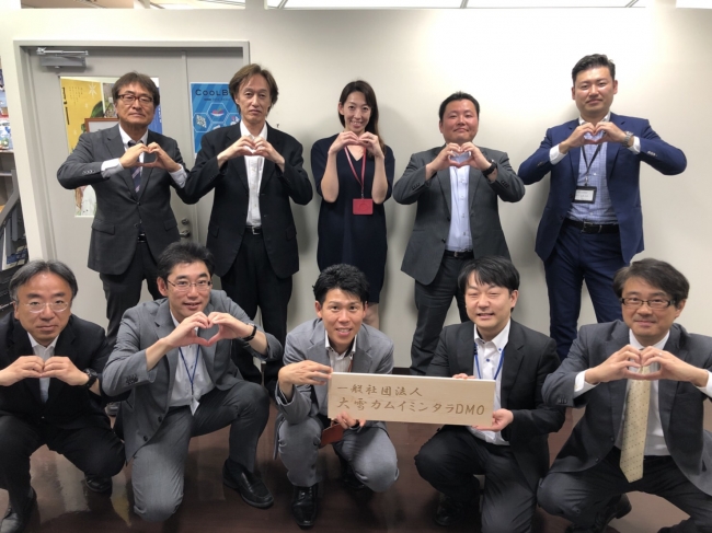 “Heart of Hokkaido”のポーズをとるDMOメンバー