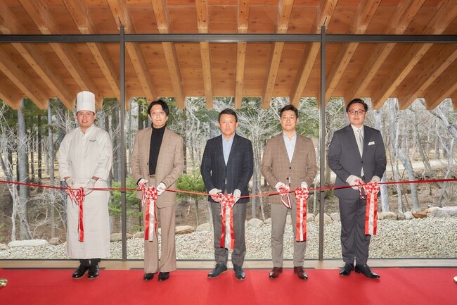 写真左から：千葉総料理長、建築家 石上先生、当社島田社長、岩本取締役、永山総支配人