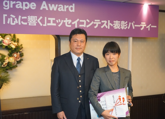 当社副社長・清水と タカラレーベン賞を受賞した見澤様で記念撮影