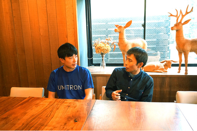 ウミトロン共同創業者山田（左）と漫画家の五十嵐氏（右）との打ち合わせ風景