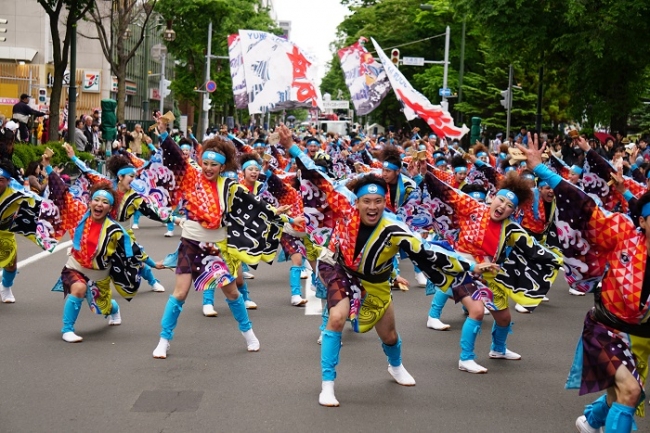 札幌の街中が舞台となり迫力の演舞が繰り広げられる　（提供：YOSAKOIソーラン祭り組織委員会）