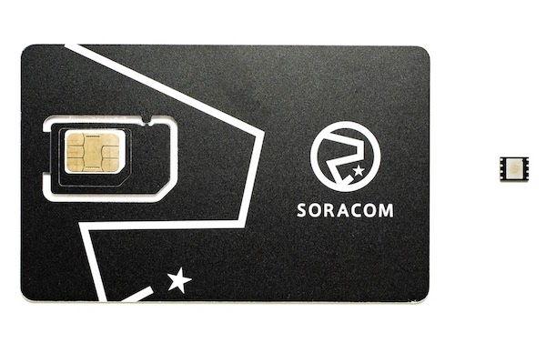 SORACOM IoT SIM（左：カード型SIM、右：チップ型SIM）