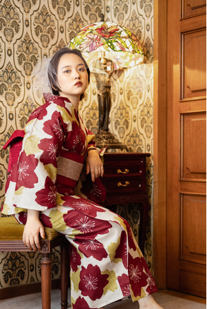 主役感ただよう赤は女度を上げてくれる。大人の色気をまとってリッチクラシカルなムード。