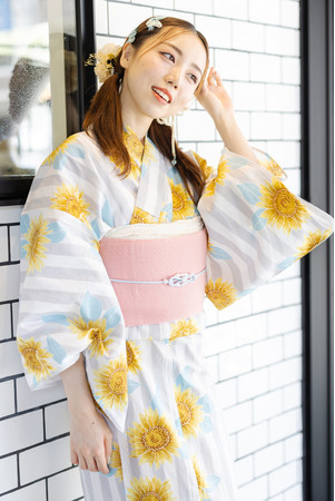 パステルトーンの浴衣にはパウダーピンクの帯と白のへこ帯を合わせてときめくスタイルに。