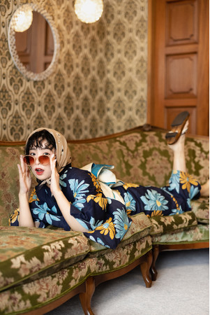 サングラスやスカーフなど小物をアクセントに散りばめて遊び心満点フレンチカントリー。