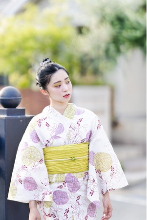 ヘルシーなレモンイエローのへこ帯が爽やかさを醸し出して涼しげ。個性的なヘアメイクも合う1枚。