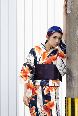 ビタミンカラーの金魚の存在感が夏らしい。金魚のあぶくのようなドット帯を合わせて。アクセ感覚のスカーフでちょいダサも今っぽい。