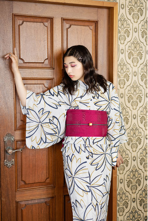 モノトーン調の浴衣に帯だけビビッドでモードなY2Kムード。帯飾りでこなれ感アップ。