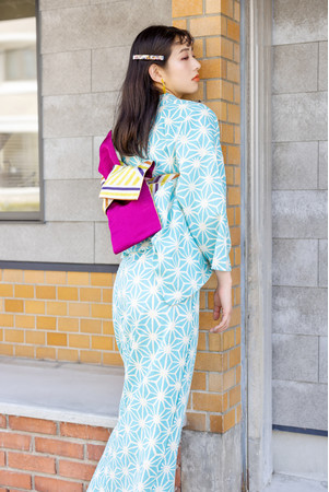 帯のイエローは今年のトレンド色。ネオンピンクの裏地がスパイスになって後ろ姿まで完璧。