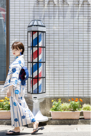 白×ブルーは爽やかさMAX無敵スタイル。ストライプが華奢見せ願望も叶えます。花火大会などの夜にも映える白地は人気。