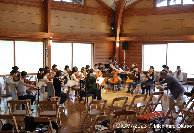 2023年度の奥志賀高原・森の音楽堂での講習会に参加したアカデミー生の様子 （写真：(C)Michiharu Okubo／ OICMA2023）