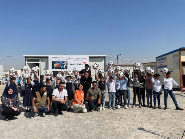 【イラク】イラク北部の国内避難民キャンプの子どもたち。プロジェクトメンバーが訪問し贈呈式を実施しました。