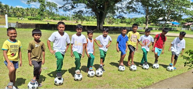 【フィリピン】WVのチャイルド・スポンサーシップ支援地域に住む子どもたち。WVを通して日本の皆さまの支援を受けている学校にボールを寄贈しました